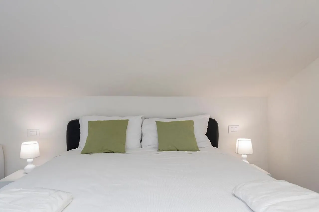 Splendida Mansarda A Pochi Passi Da M4 Argonne Apartment Milan