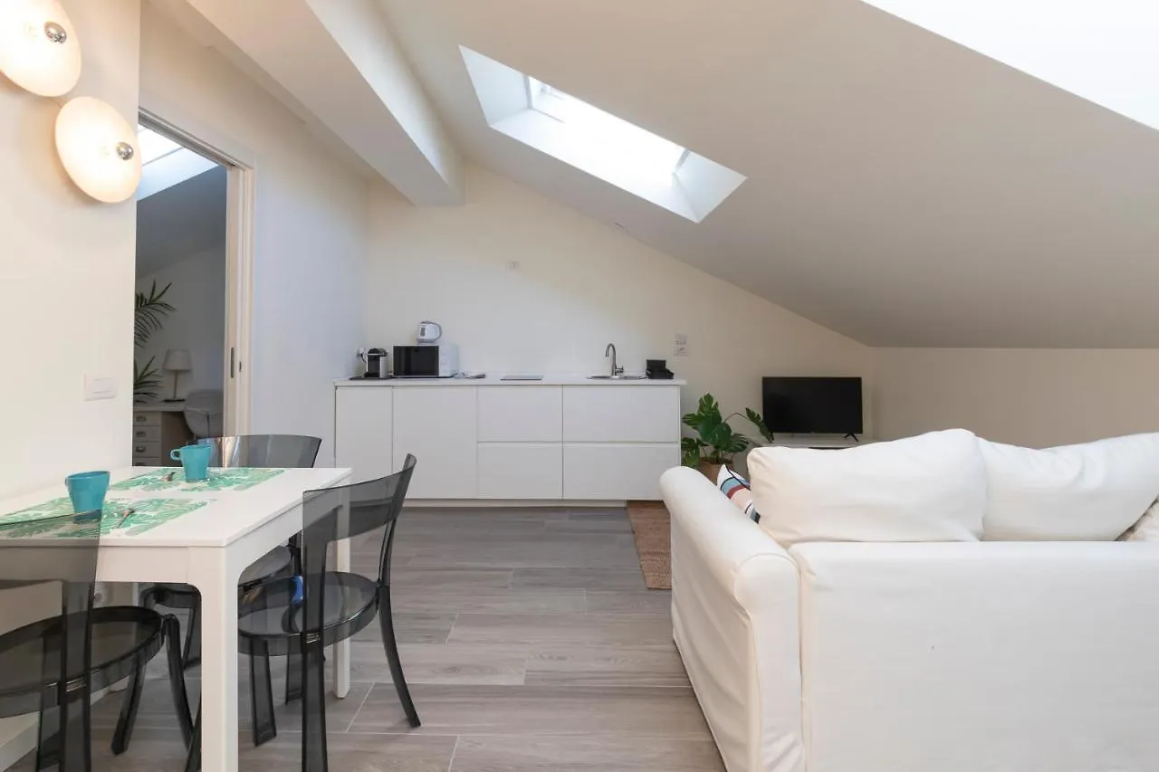 Splendida Mansarda A Pochi Passi Da M4 Argonne Apartment Milan
