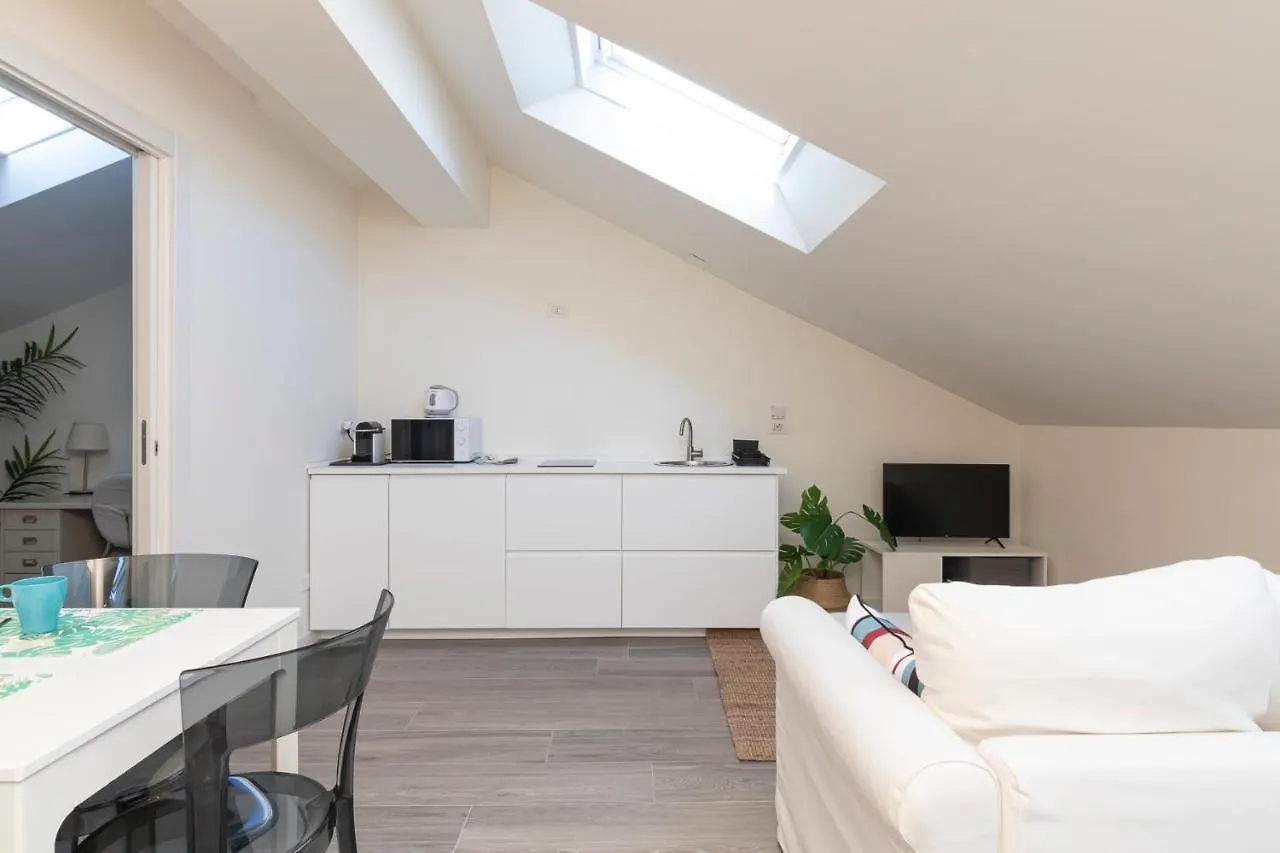 Splendida Mansarda A Pochi Passi Da M4 Argonne Apartment Milan