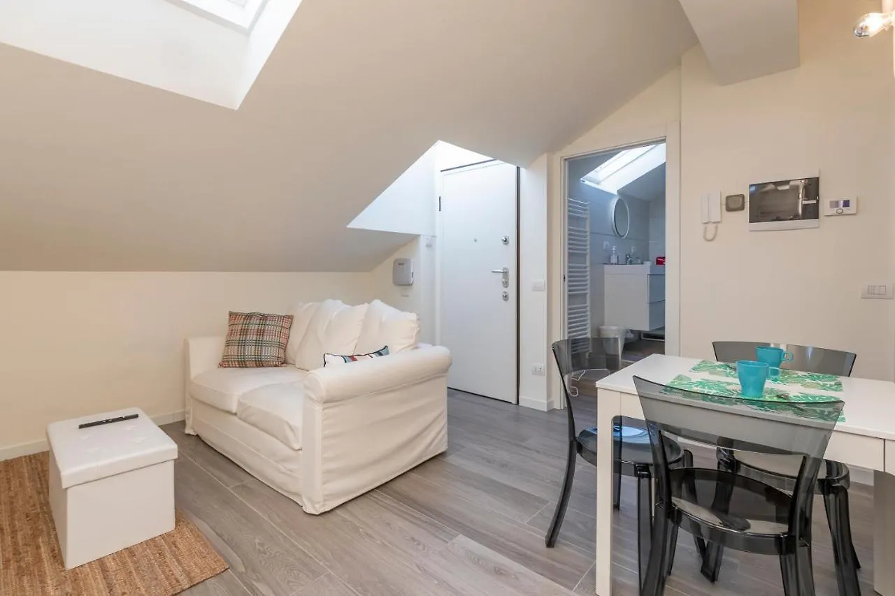 Splendida Mansarda A Pochi Passi Da M4 Argonne Apartment Milan