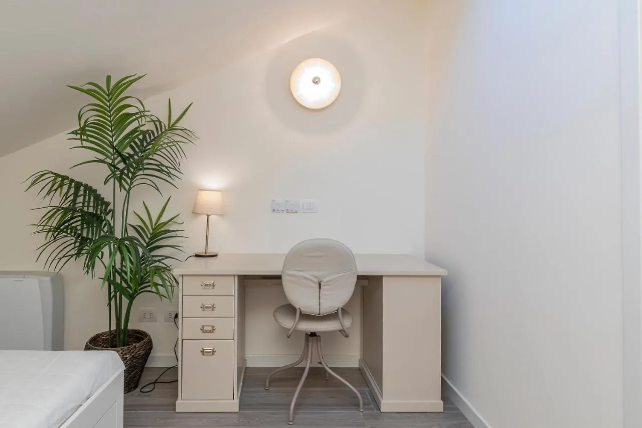 Splendida Mansarda A Pochi Passi Da M4 Argonne Apartment Milan