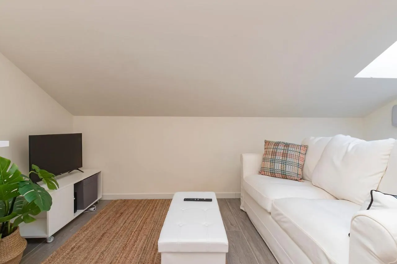 Splendida Mansarda A Pochi Passi Da M4 Argonne Apartment Milan