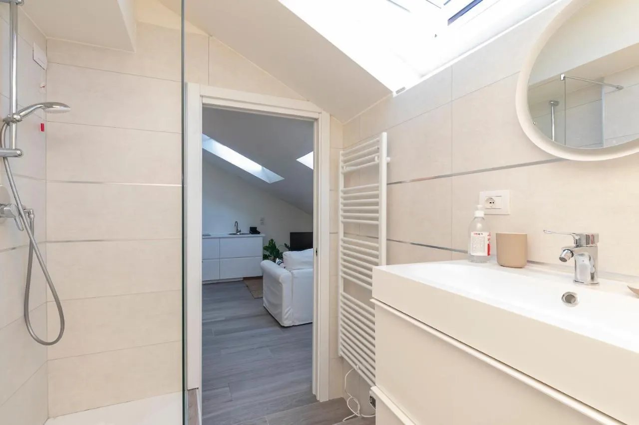 Splendida Mansarda A Pochi Passi Da M4 Argonne Apartment Milan
