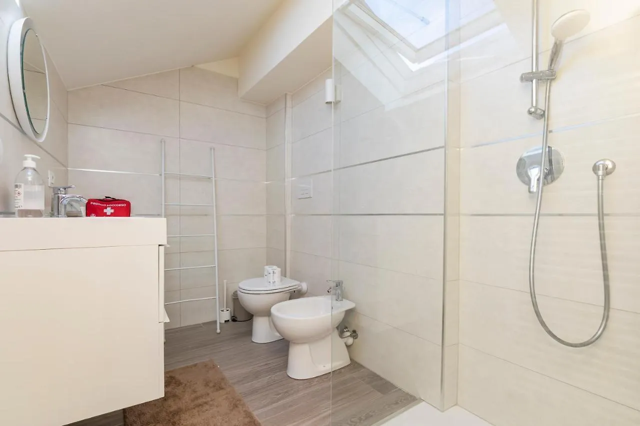Splendida Mansarda A Pochi Passi Da M4 Argonne Apartment Milan