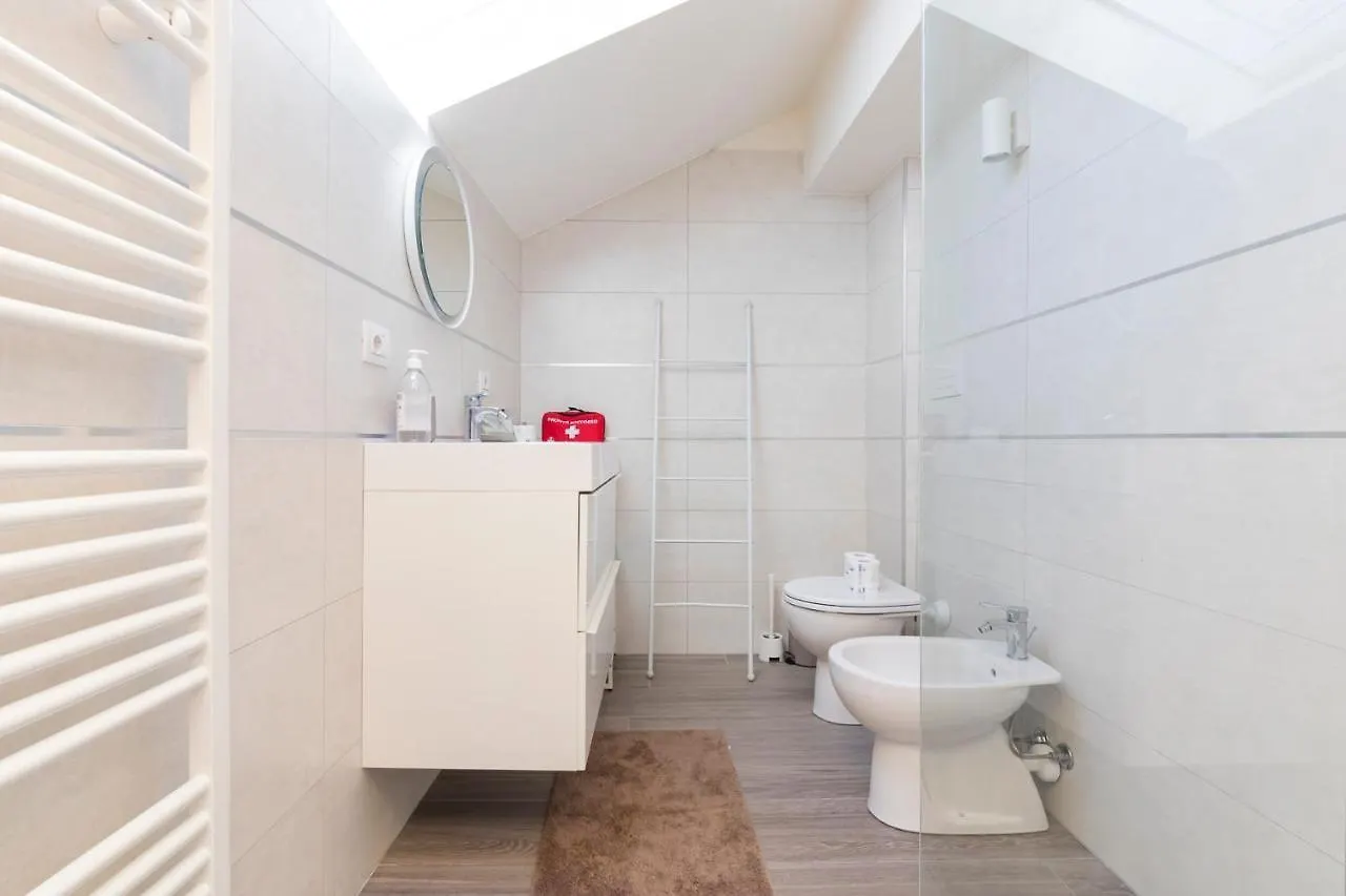 Splendida Mansarda A Pochi Passi Da M4 Argonne Apartment Milan