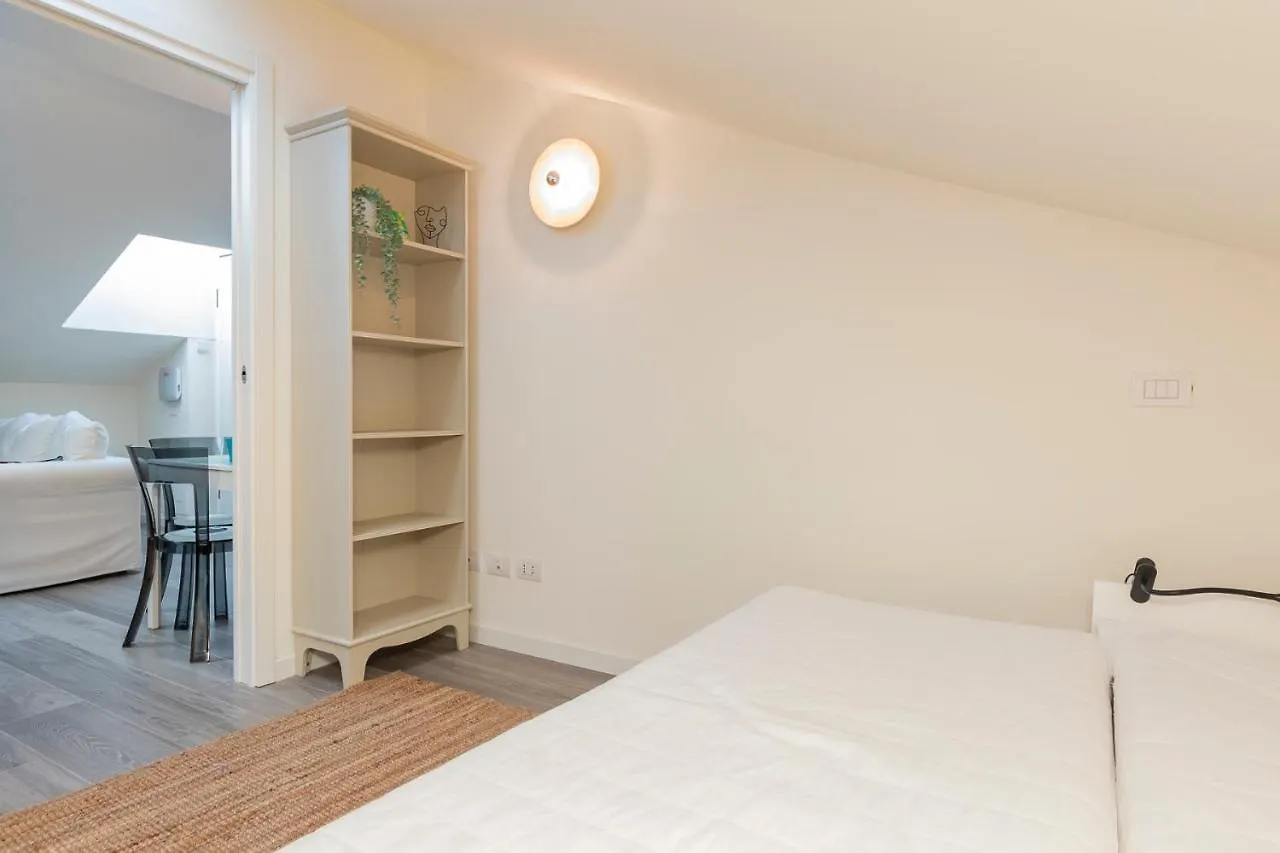 Splendida Mansarda A Pochi Passi Da M4 Argonne Apartment Milan